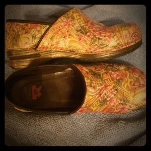 Floral Size 41 Dansko clogs👣